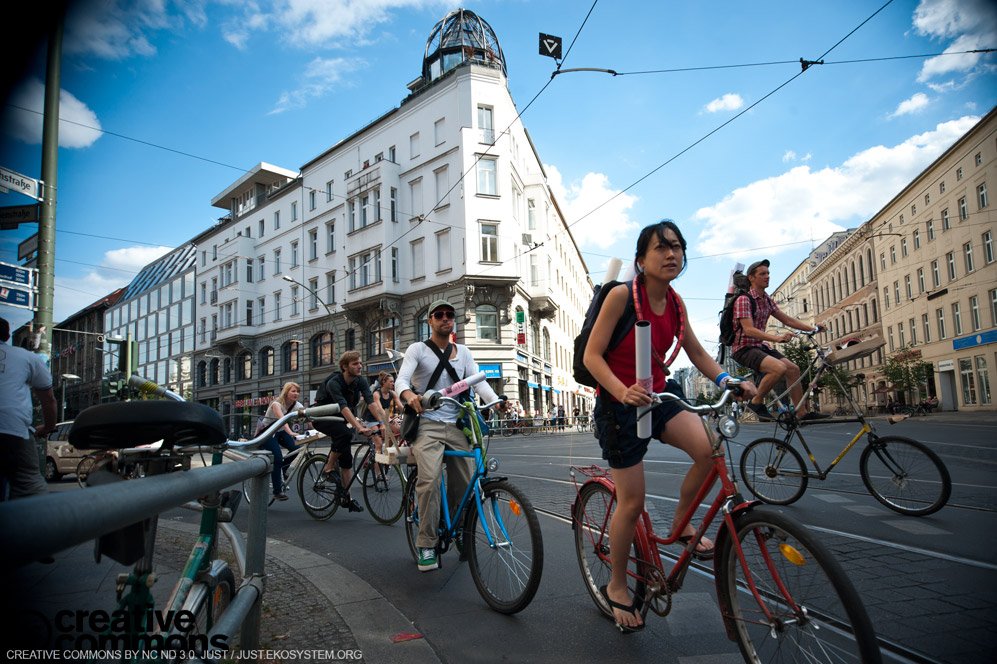 ▲《Papergirl》自行車行動，2010。（圖片授權／Photo Credit：ekosystem.org）